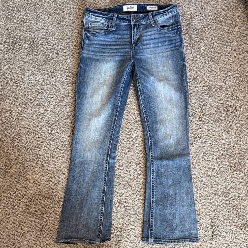 Daytrip Lynx Bootcut Blue Jeans Size 31R Distressed Back Pockets Womens